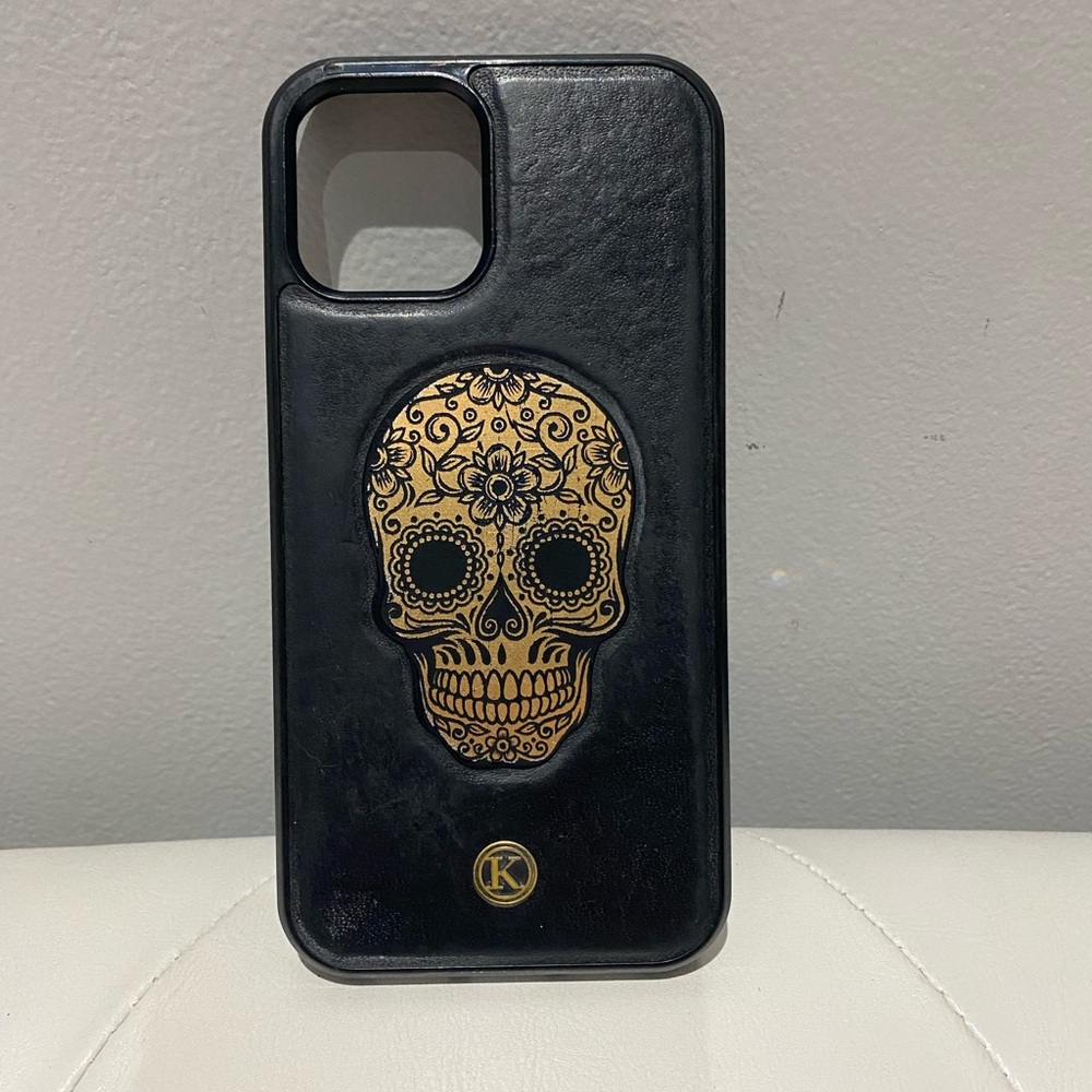 Elegant Skull Design Black and Gold Phone Case